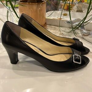EUC Lauren Ralph Lauren black leather peep toe 2.5” stacked heels w toe buckle